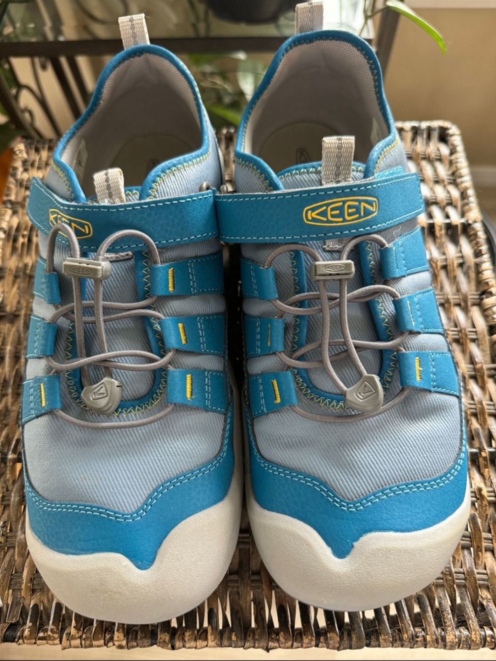 KEEN‎  Knotch Hollow sneakers adjustable Velcro strap Youth Size 7